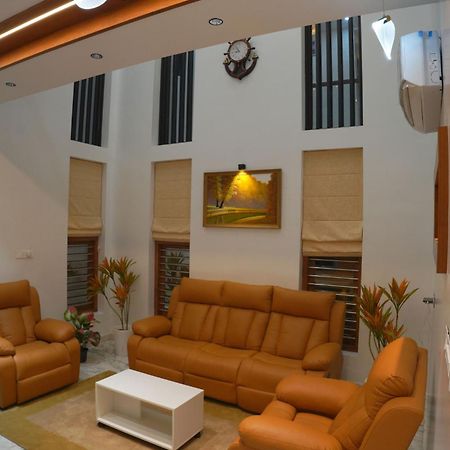 Luxurious 5000 Sqft Mansion With Modern Comforts And Spacious Elegance Villa มาลัพปูรัม ภายนอก รูปภาพ