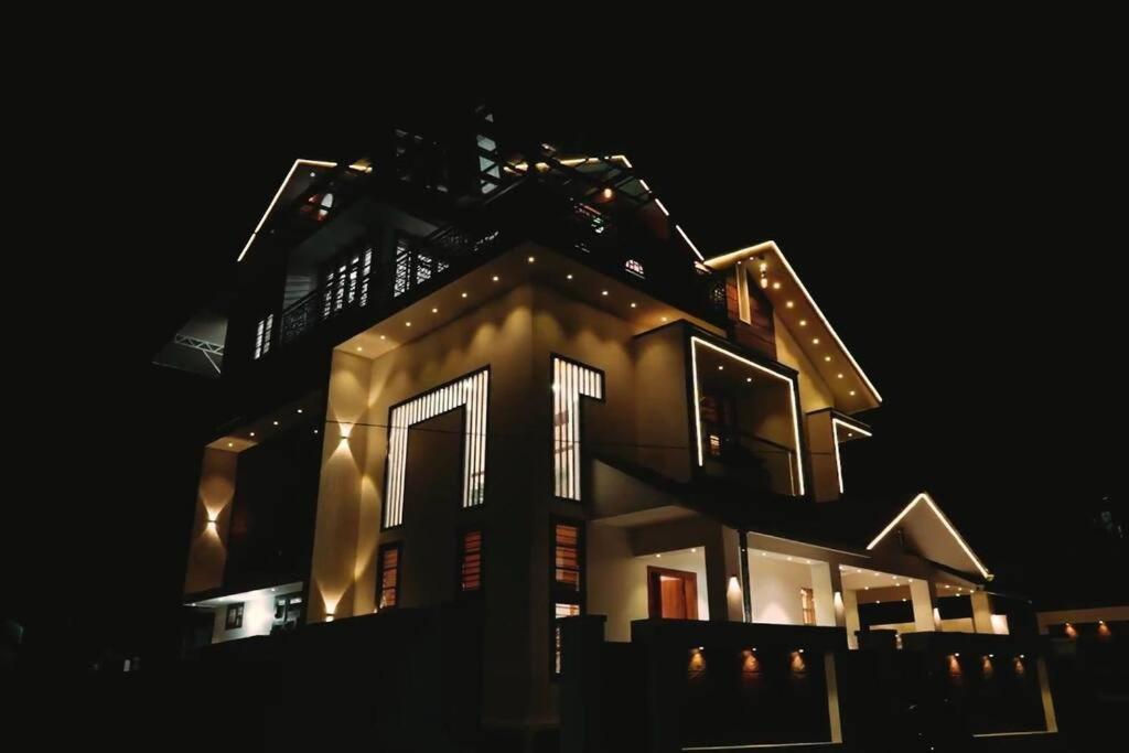 Luxurious 5000 Sqft Mansion With Modern Comforts And Spacious Elegance Villa มาลัพปูรัม ภายนอก รูปภาพ